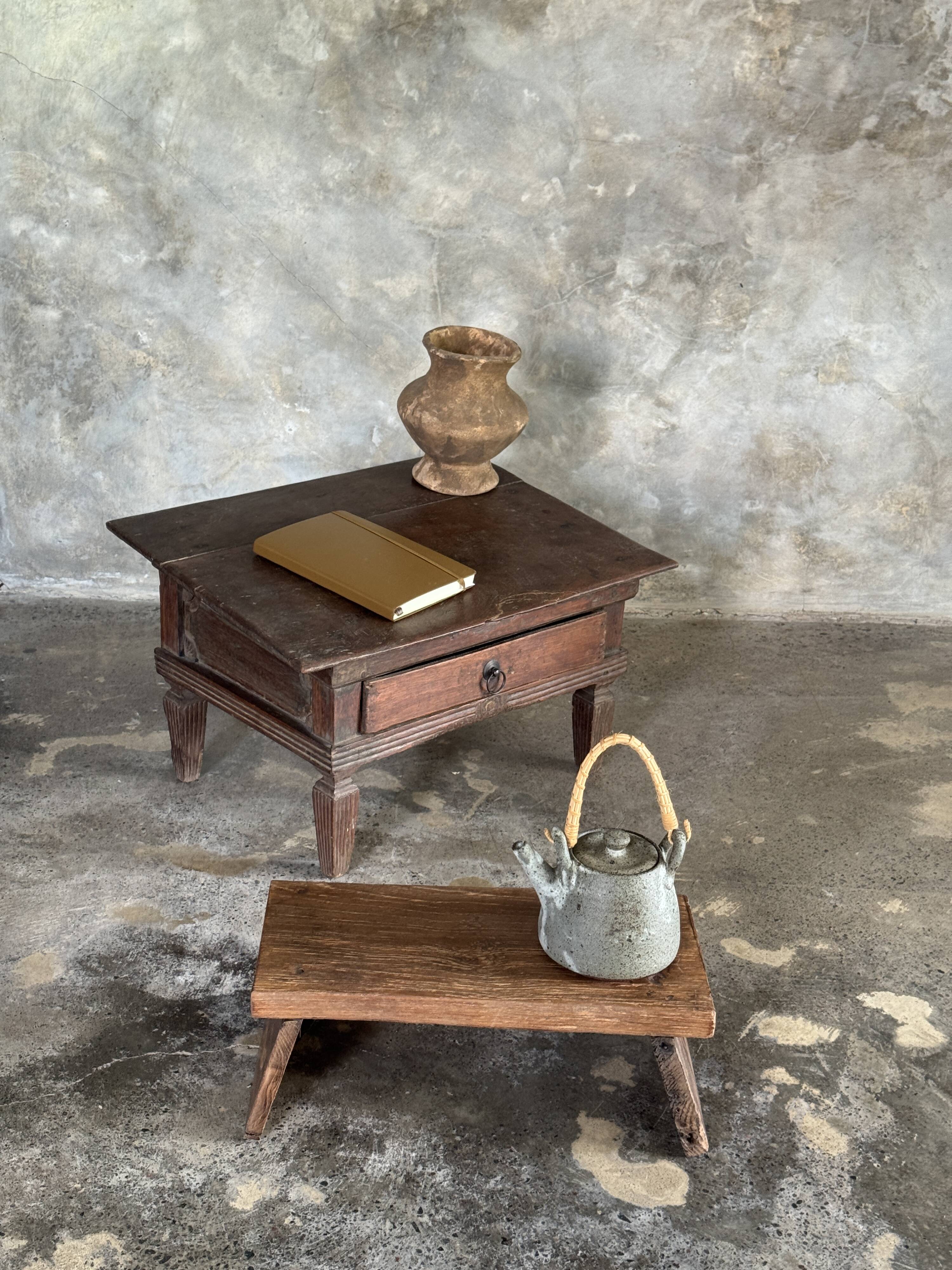 Petit écritoire table basse ancienne indonésienne en teck H33 40,5x55