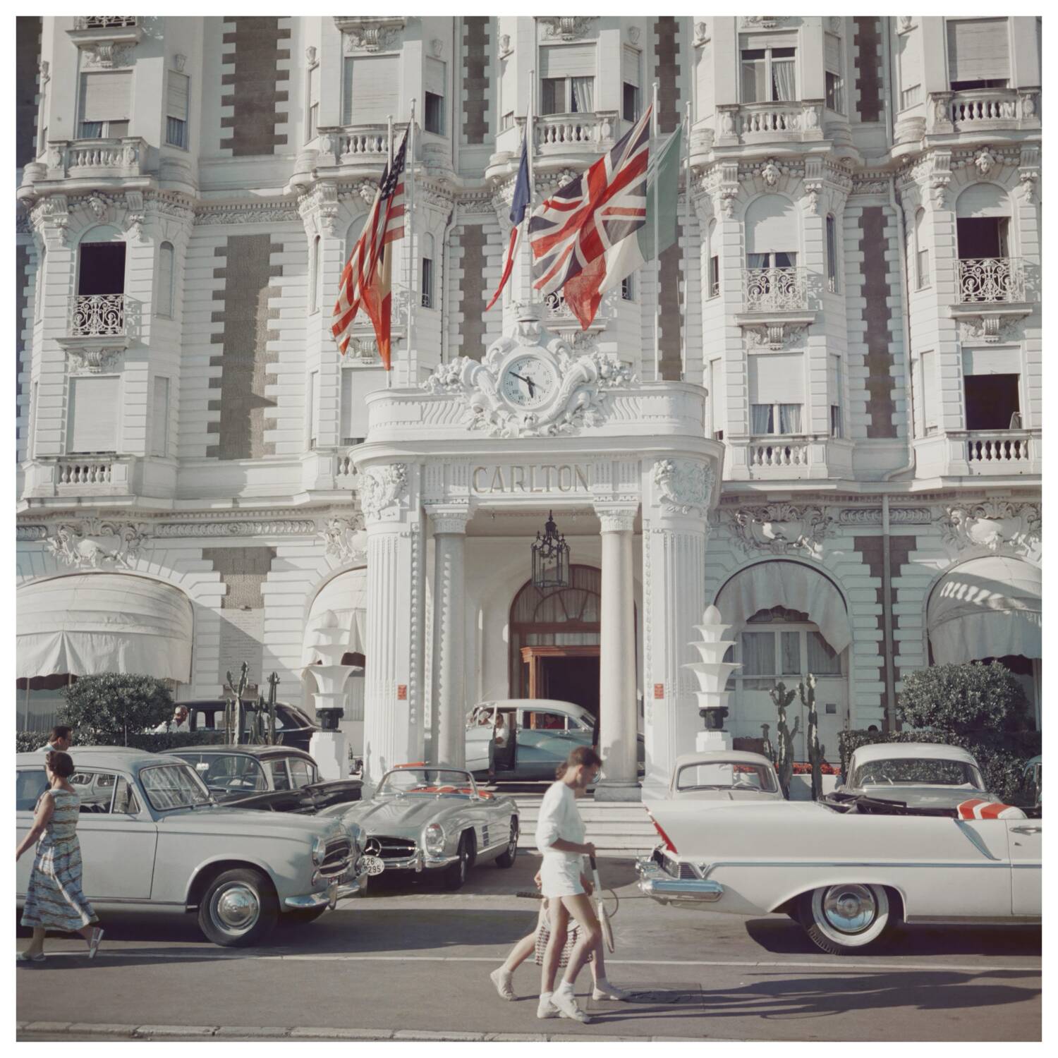 Slim Aarons – Photographie « Entrée de l'hôtel Carlton, Cannes 1958 »