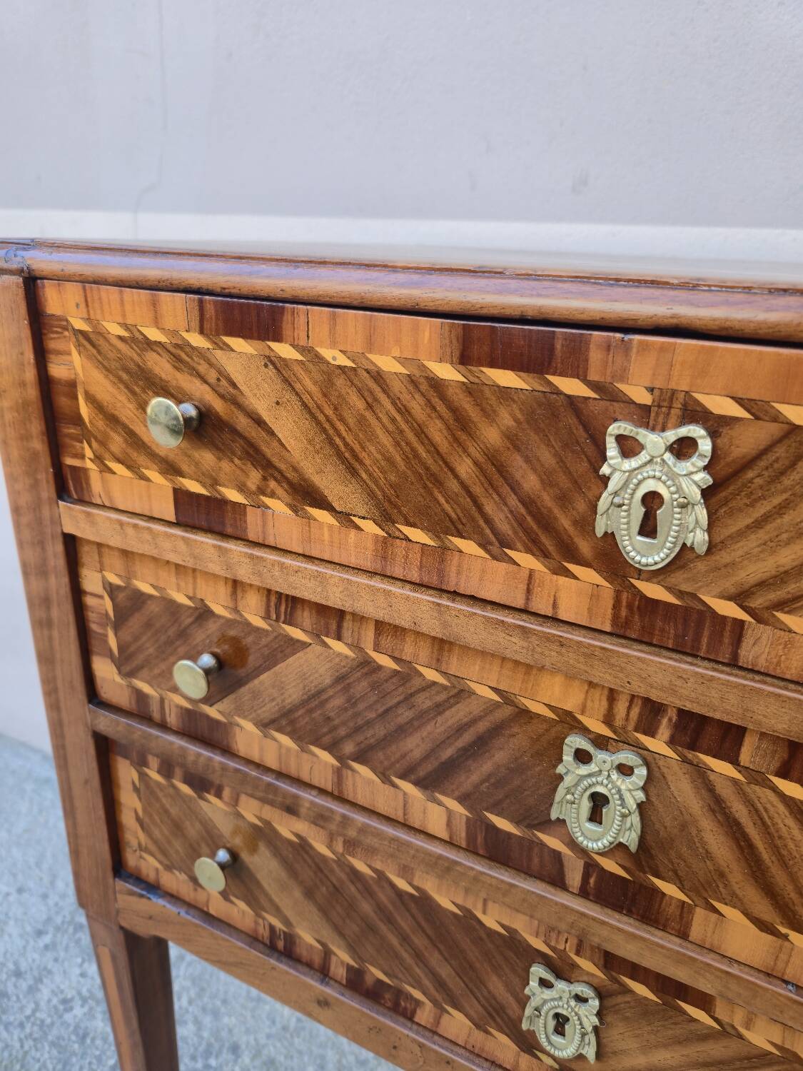 Commode Chiffonnier d'époque Louis XVI en marqueterie