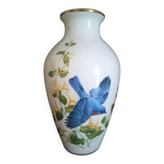 Franklin Mint fine porcelain baluster vase, bird decoration, signed AJRudisill, year 1985