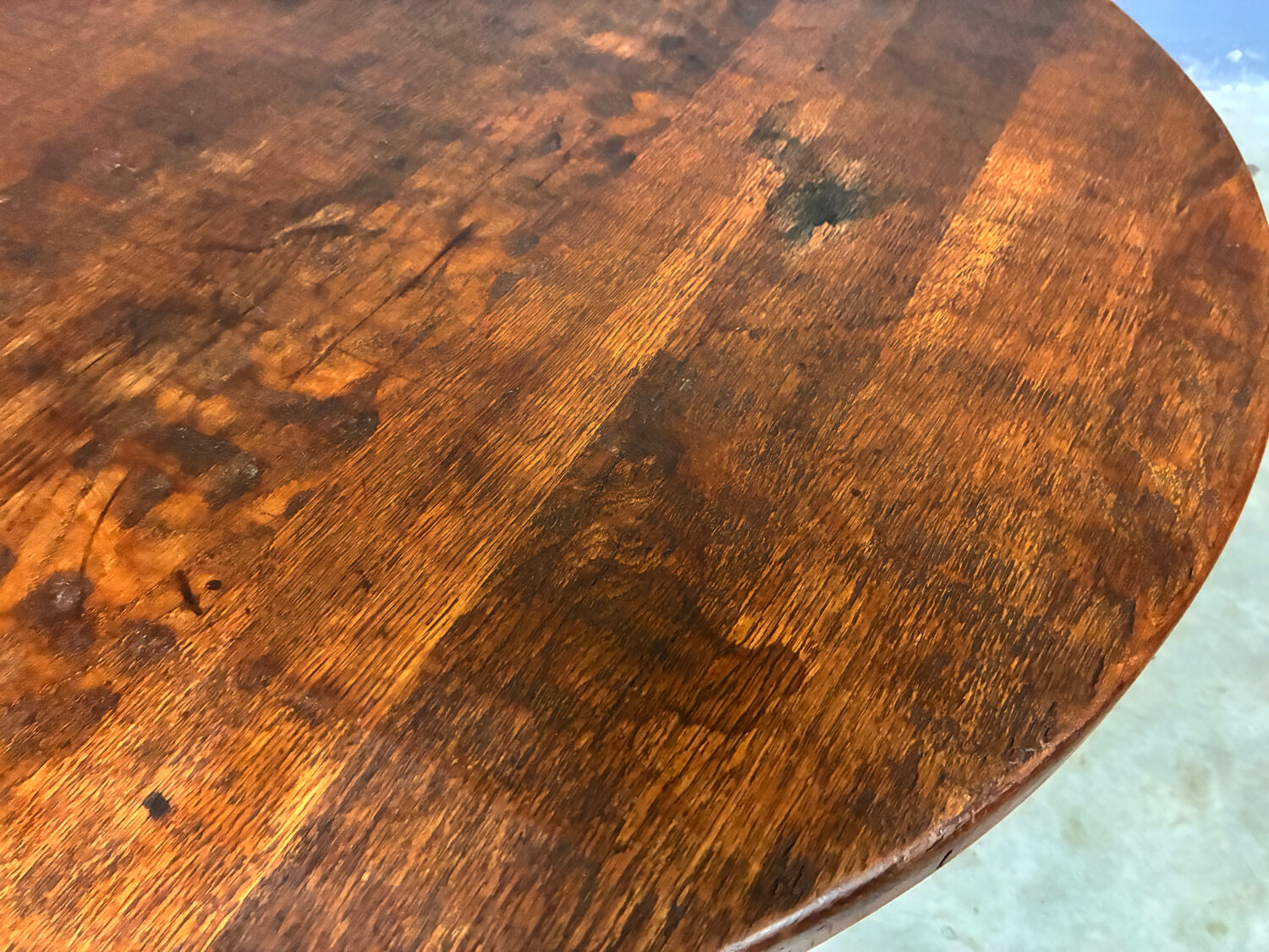 Table basse ronde brutaliste en chêne massif