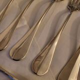 12 couverts de table en métal argenté modèle Baguette