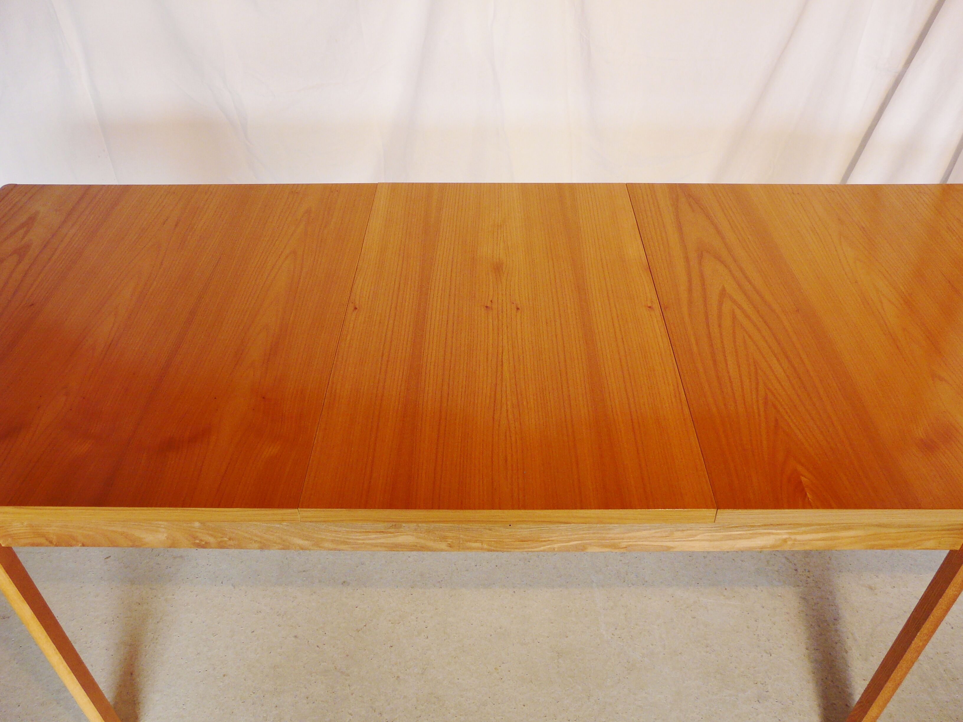 Extendable rectangular table in blond wood