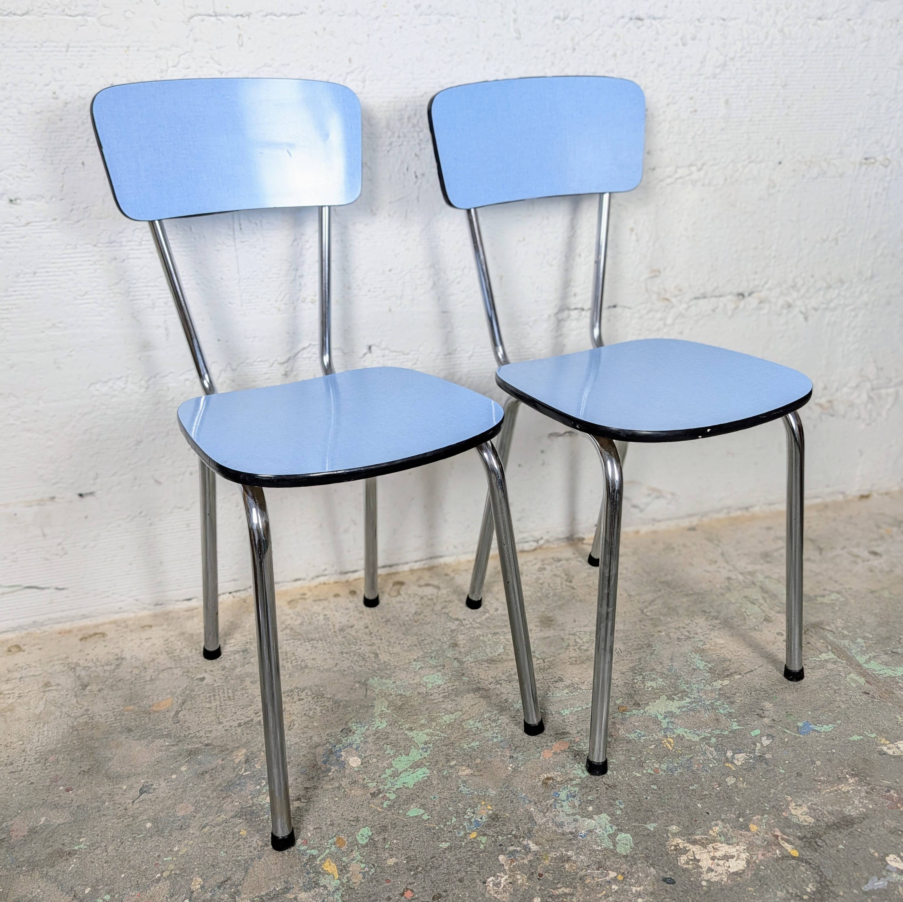 Duo de chaises en formica