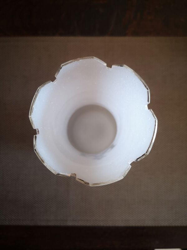 Vase en opaline au col découpé, forme de couronne - milieu 19e siècle