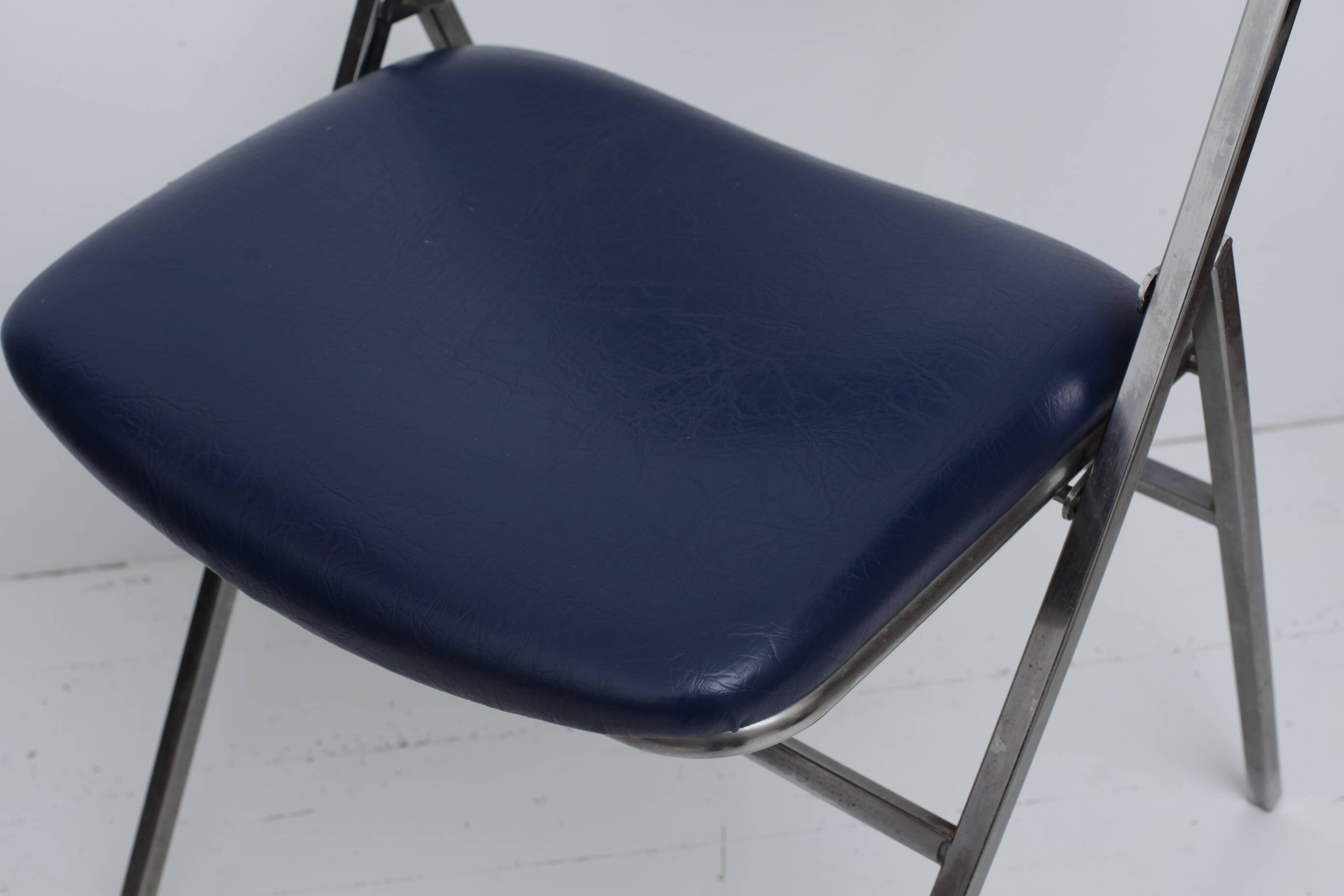 Chaise pliable skaï bleu pieds chromés
