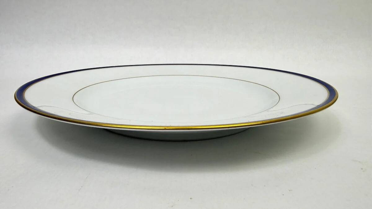 45-piece table service in Limoges porcelain by Chastagner, blue and gold.