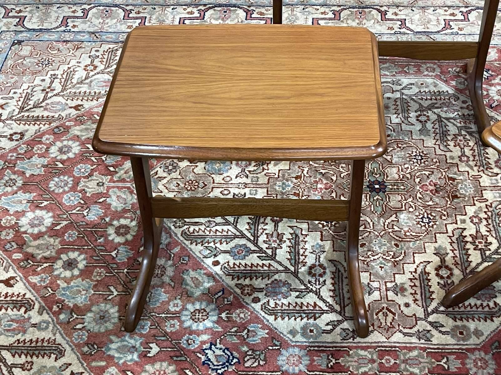 Suite de 3 tables gigognes en teck des années 70