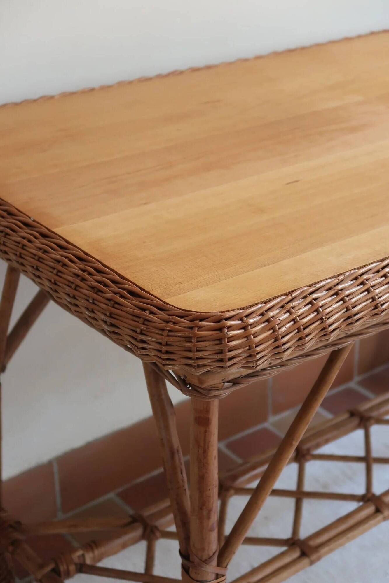 Table à manger en rotin et osier, plateau en hêtre, années 60
