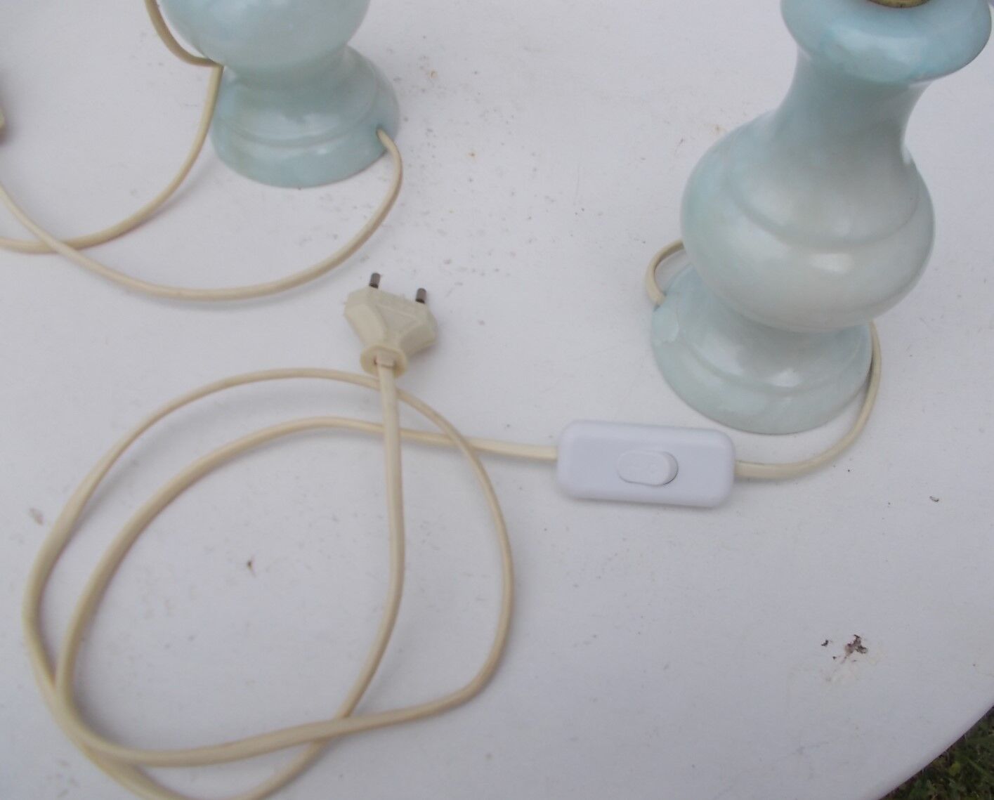 Paire de lampes en albâtre bleu clair