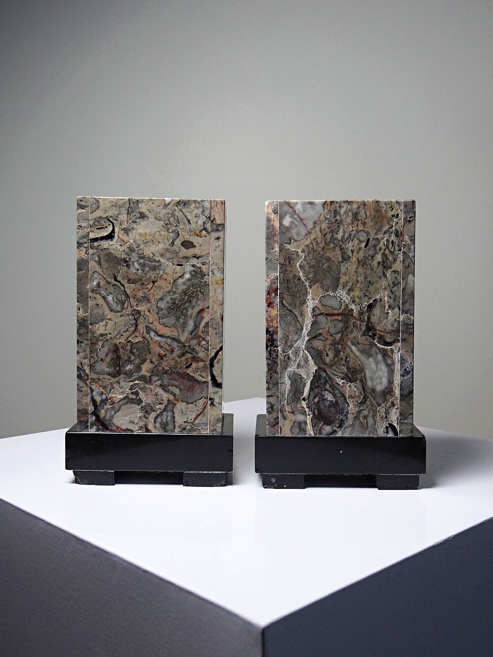Pair of bookends, Art Deco fireplace decoration in antique marble from the 1920s-1930s.