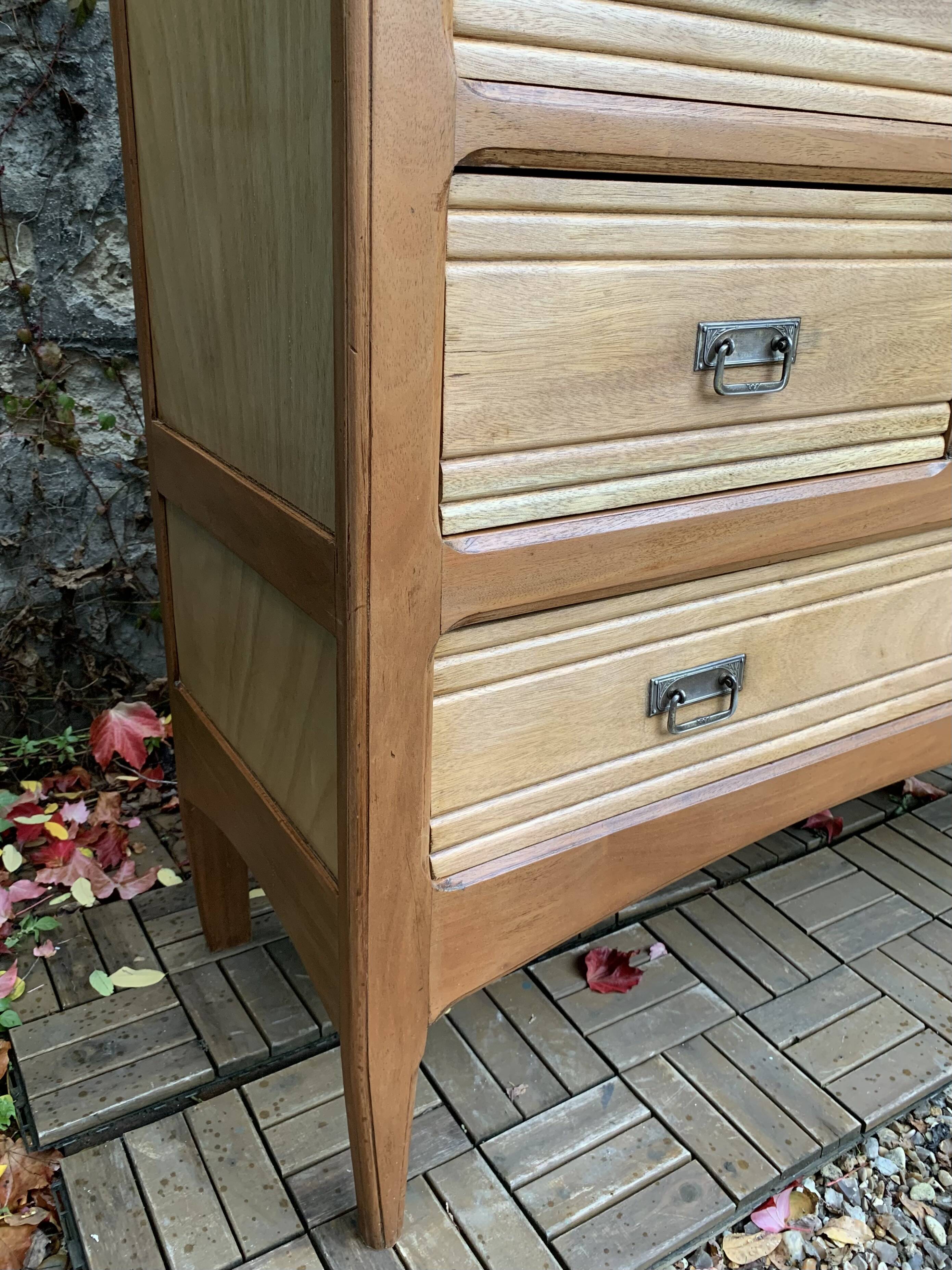 Armoire parisienne d’hôtel vitrée bois brut 1930