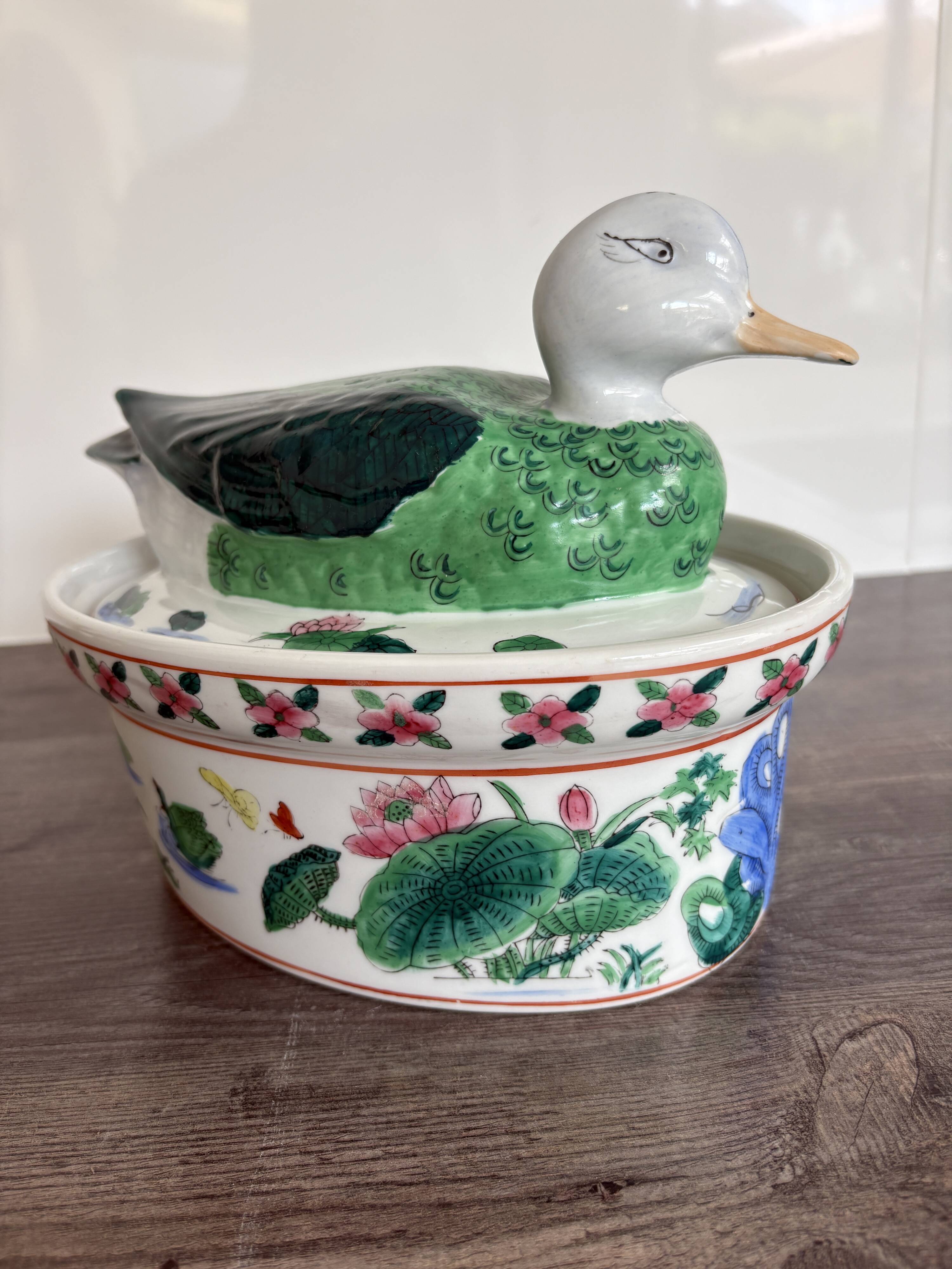 Large covered duck-shaped porcelain pot in China