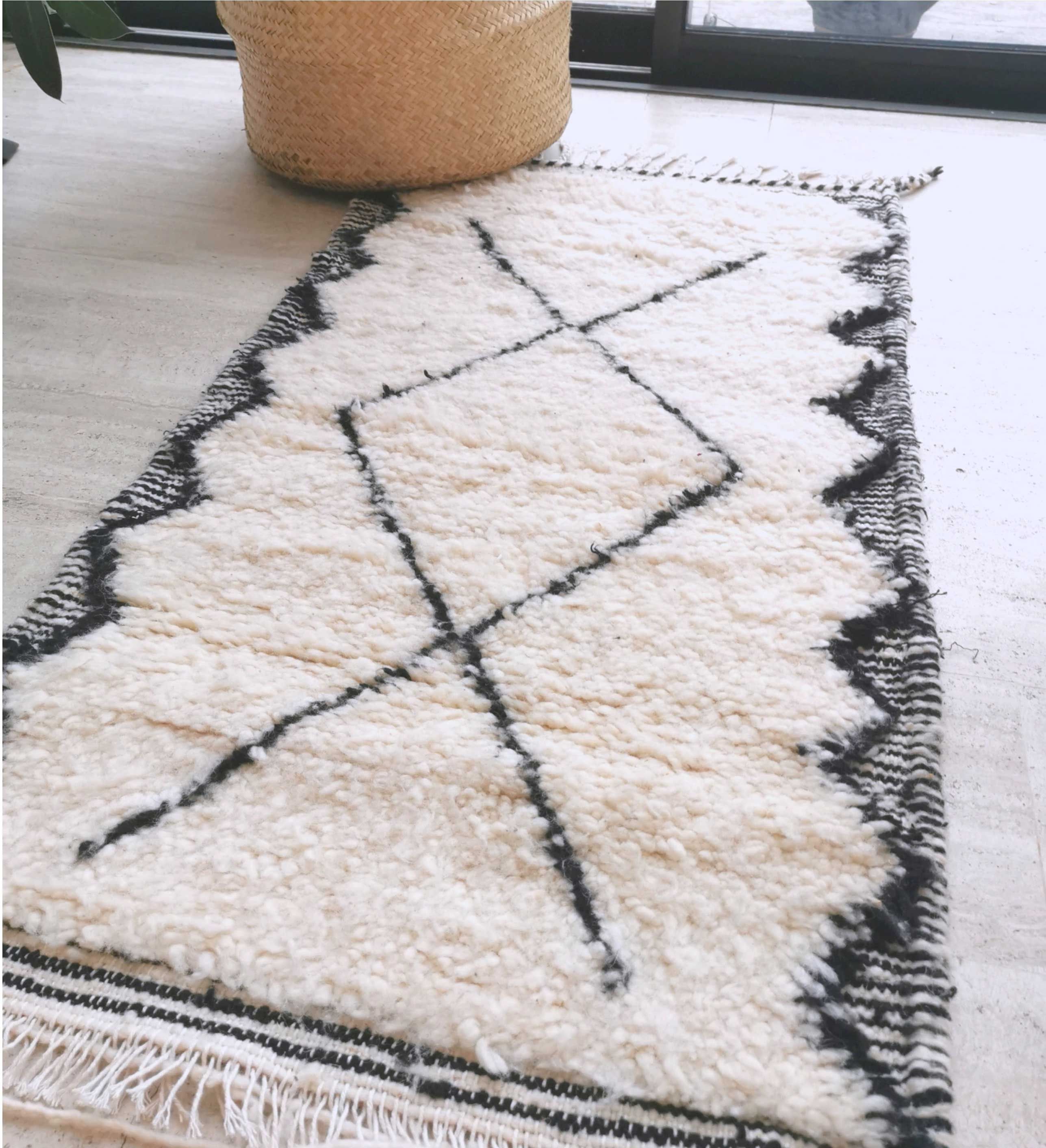 Berber carpet Béni Ouarain black and white with diamonds and braided border