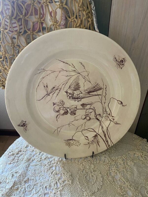 Grand plat rond en terre de fer estampillé Clairefontaine