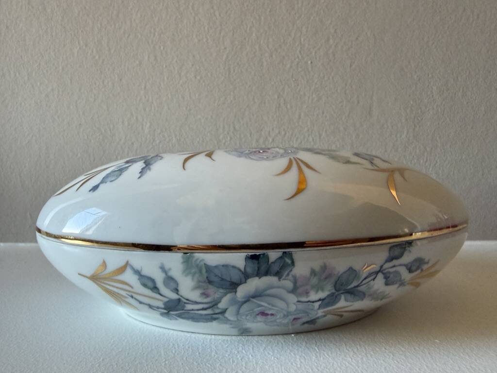 Oval bonbonnière in Limoges porcelain - rose decoration
