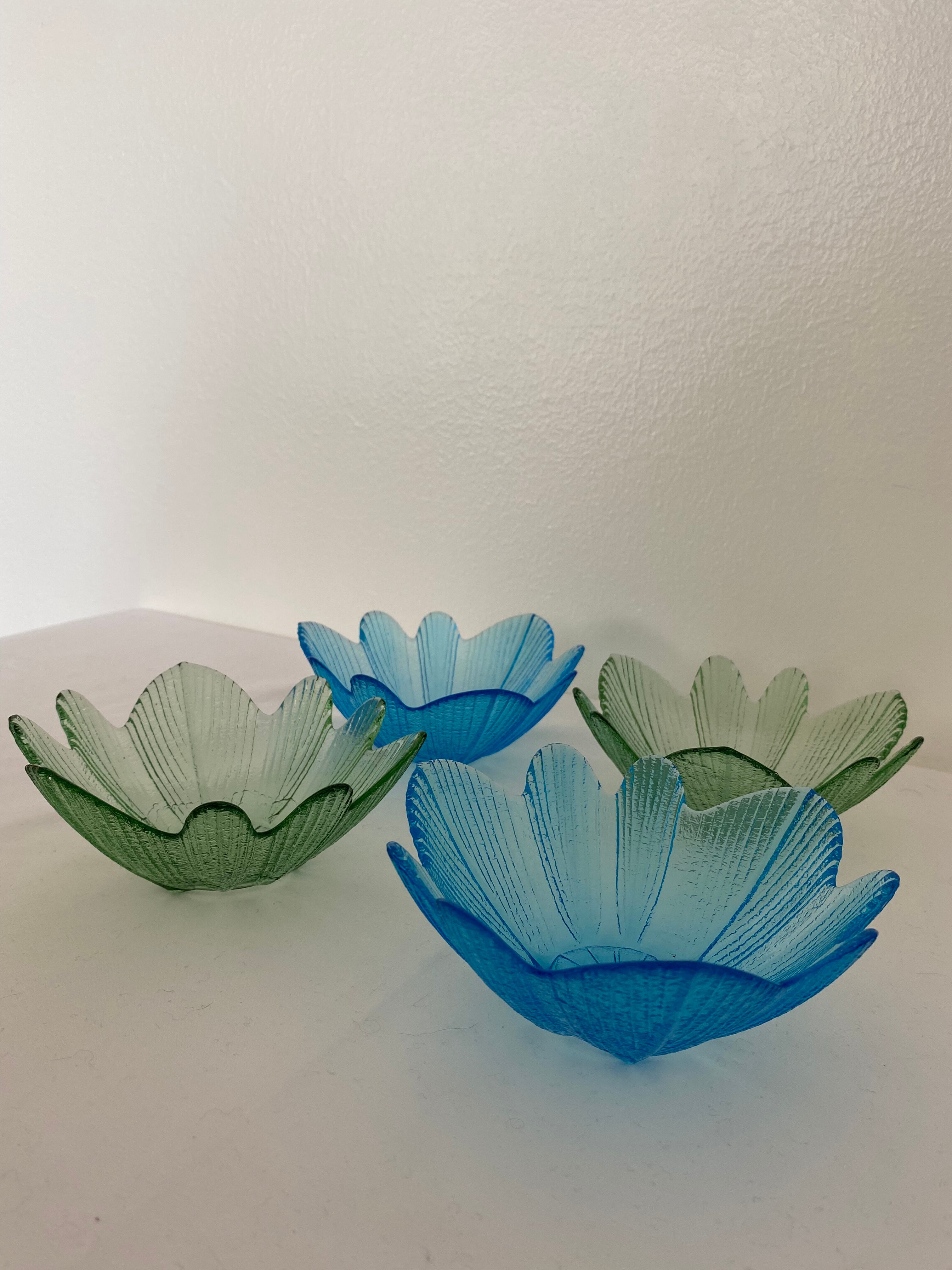 Lot of 4 glass cups in flower shape