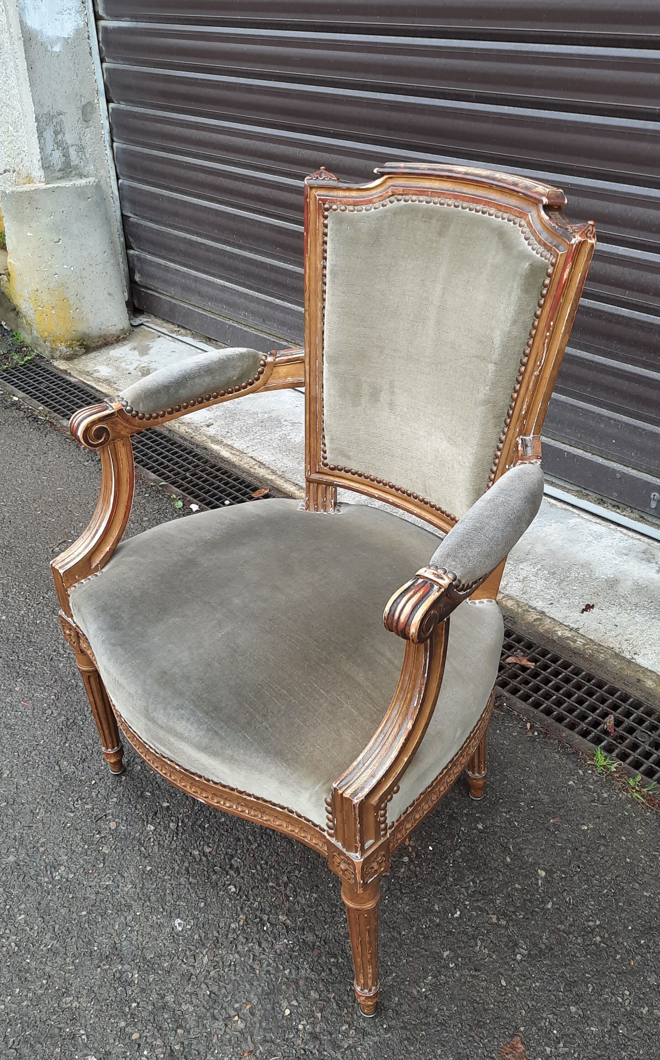 Salon de style Louis XVI en bois doré et velours
