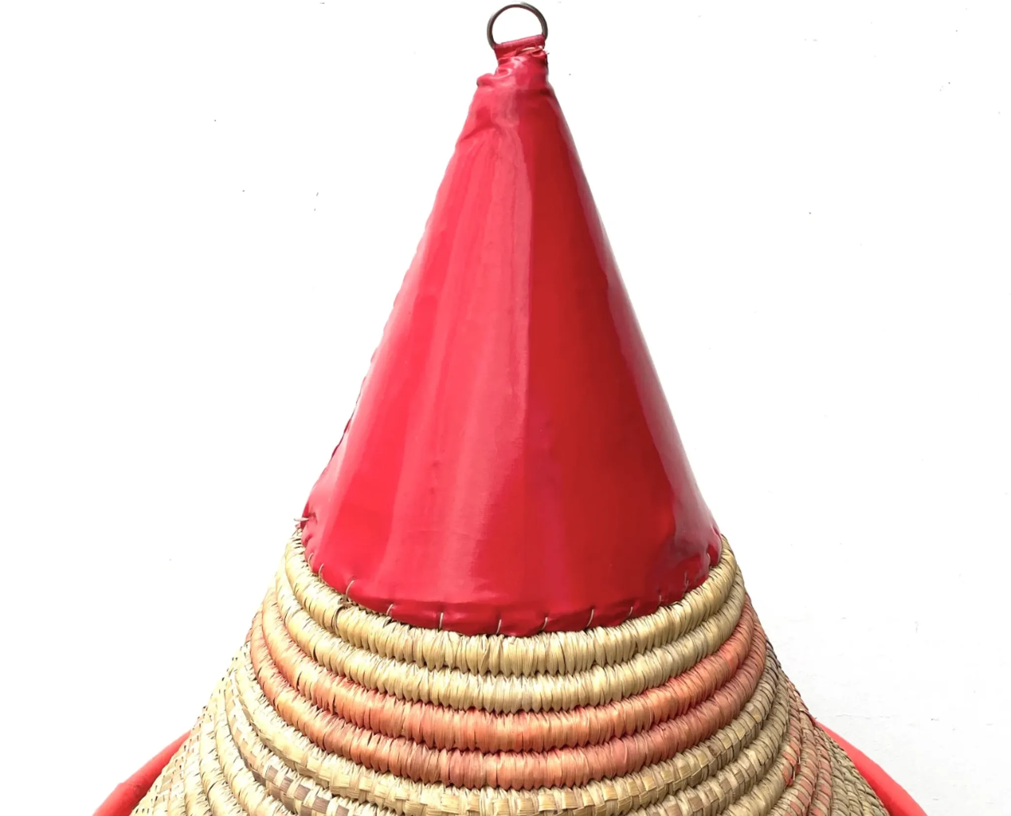 Large covered Moroccan basket made of woven wicker, 70s folk style.