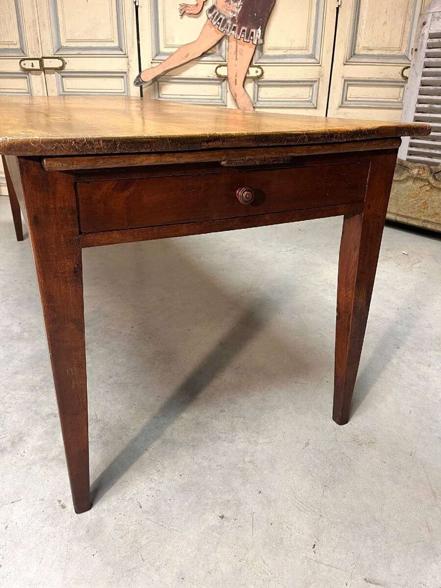 Farm table in cherry wood from the late 19th century.