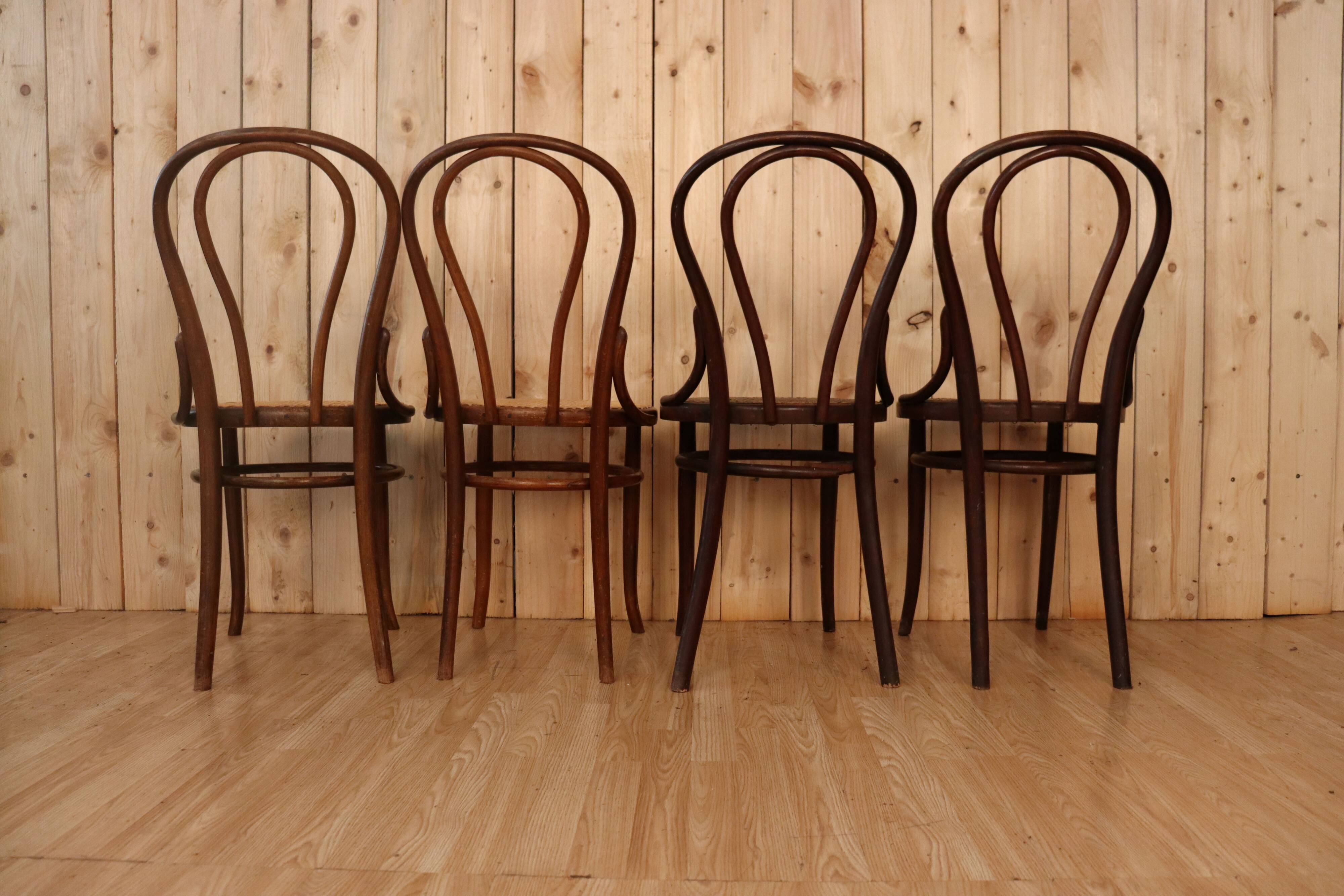 Série de 12 chaises bistrot fischel n18