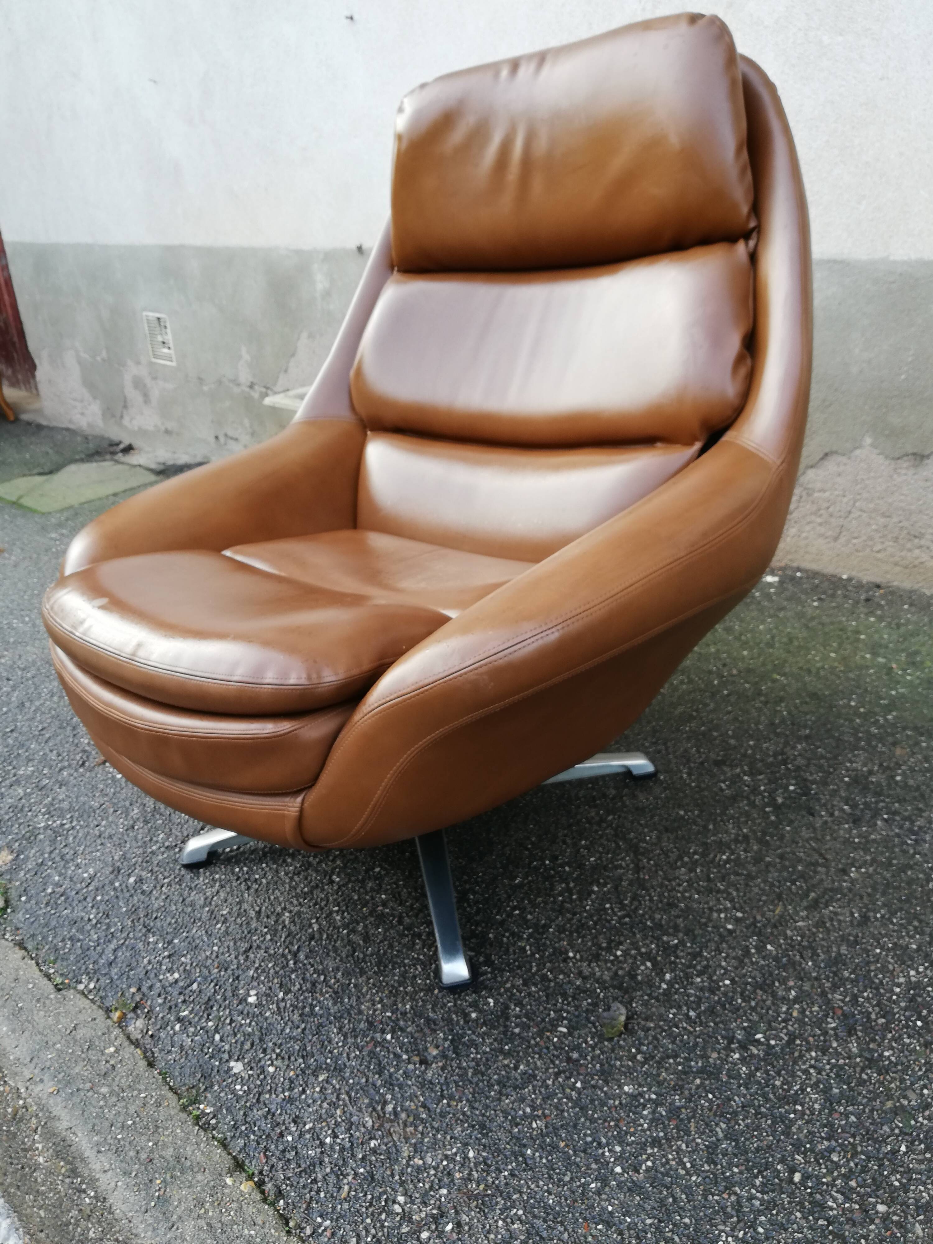 Vintage brown hull chair