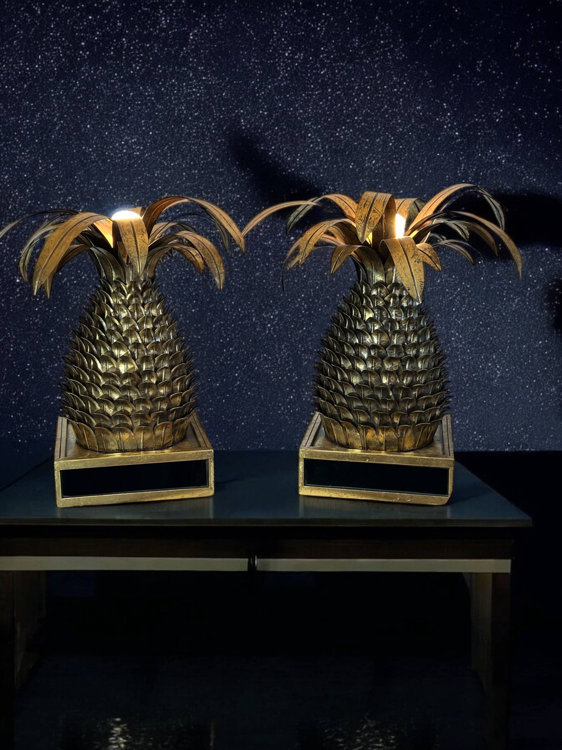 Pineapple-shaped lamp. in the "jansen of the 70s" style in metal.