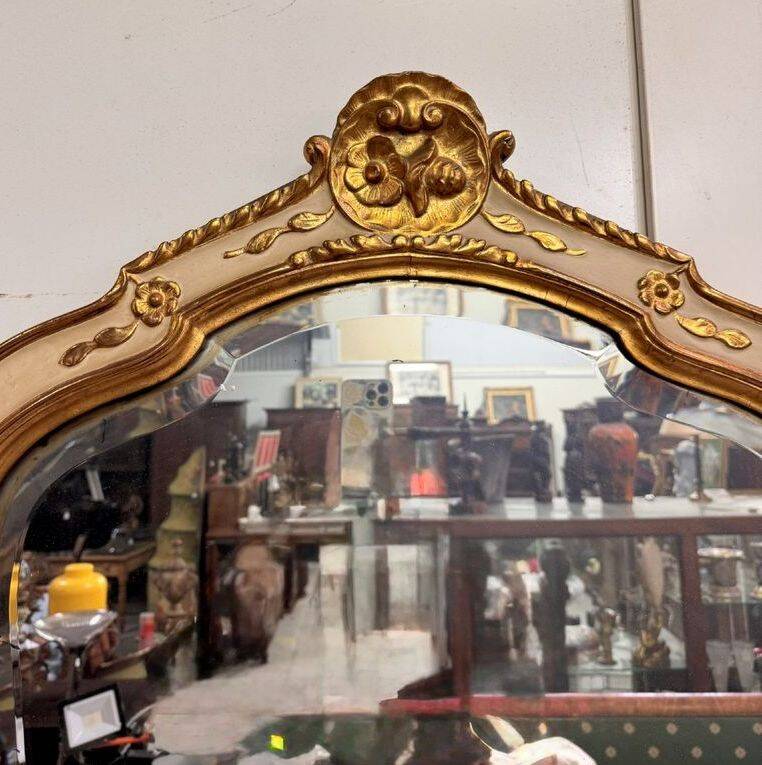 Grand miroir de cheminée – Bois laqué crème et doré – Style Louis XV