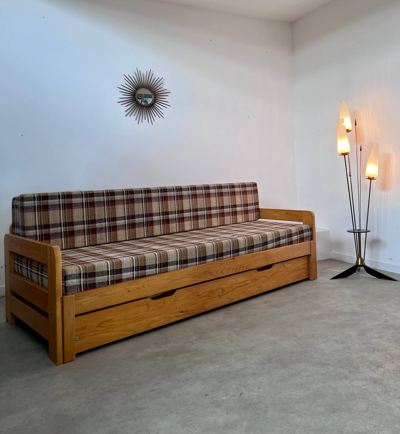 Ancien canapé lit 3 places design années 70/80 en pin vintage sofa