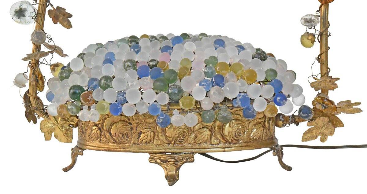 Cesare Toso table lamp in the shape of a basket filled with bunches of grapes.