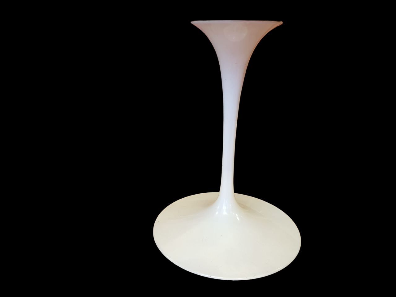 Marble tulip round table by eero saarinen