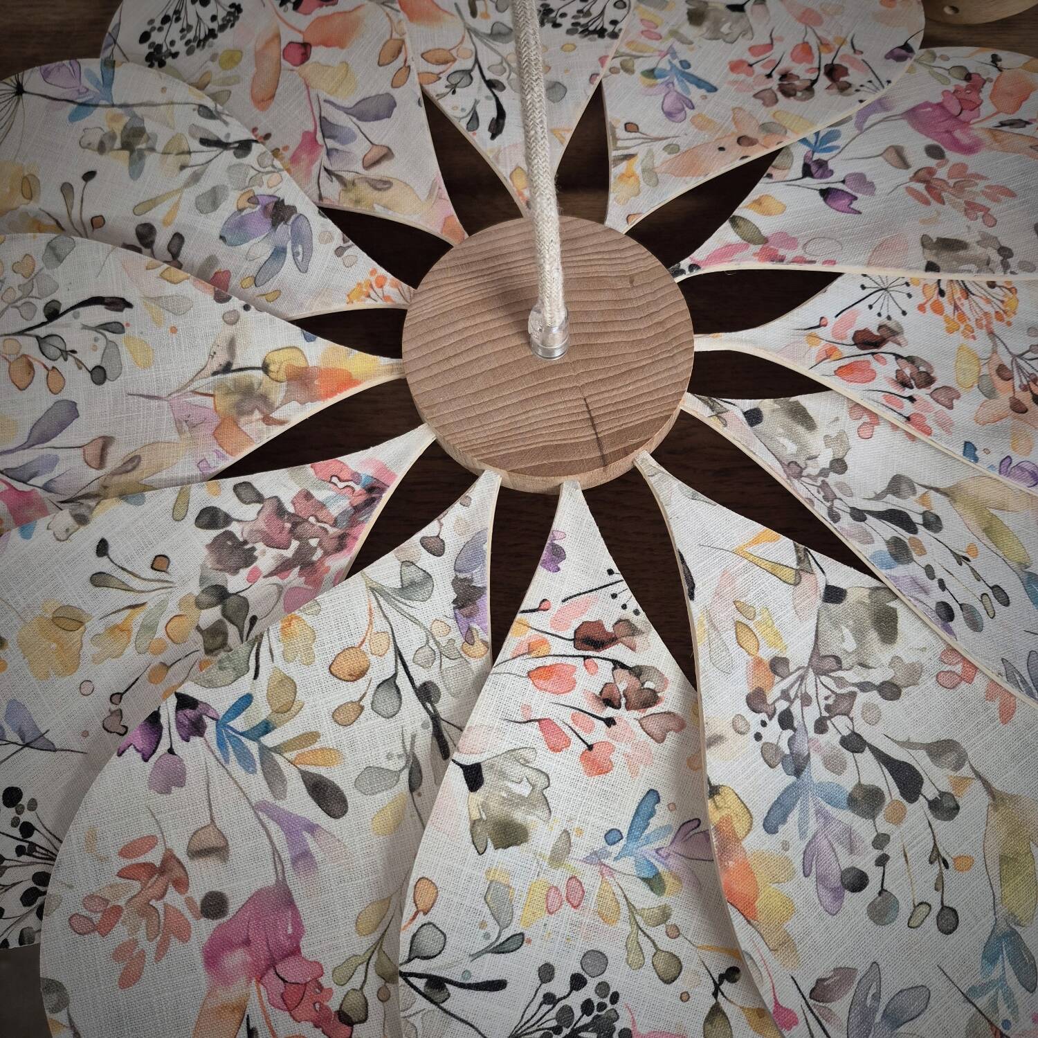 Suspension, lustre, pale fleurs, rotin et globe vintage
