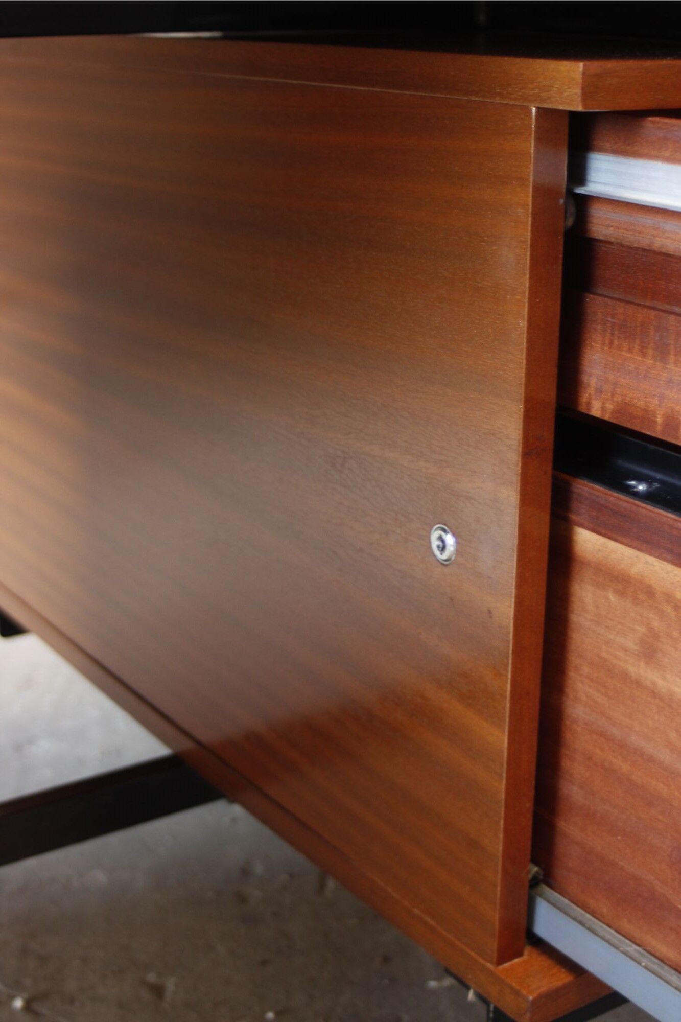 Mahogany veneer desk by Pierre Guariche for Minvielle, 1950s