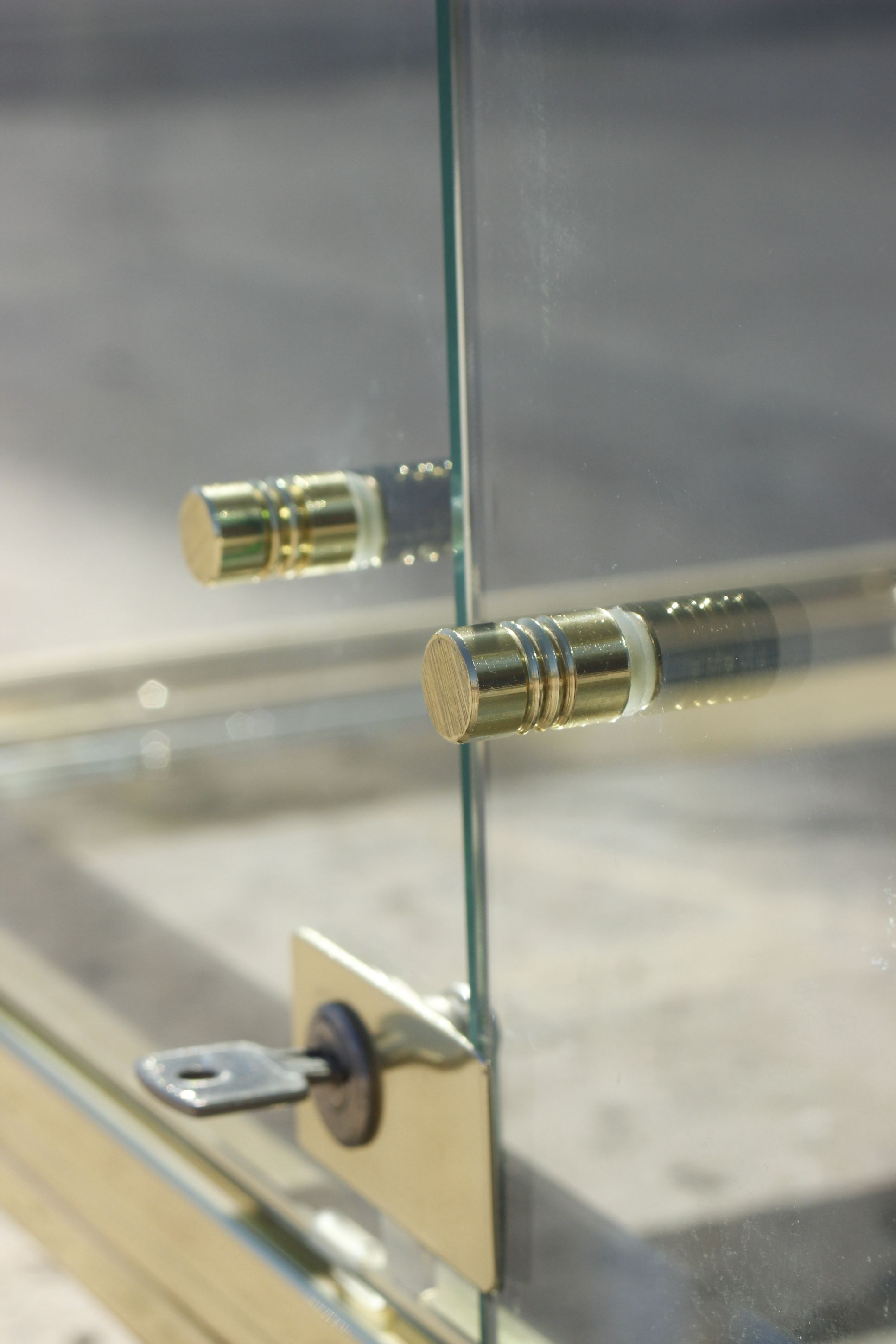 Vitrine vintage en laiton doré et verre, 1970s