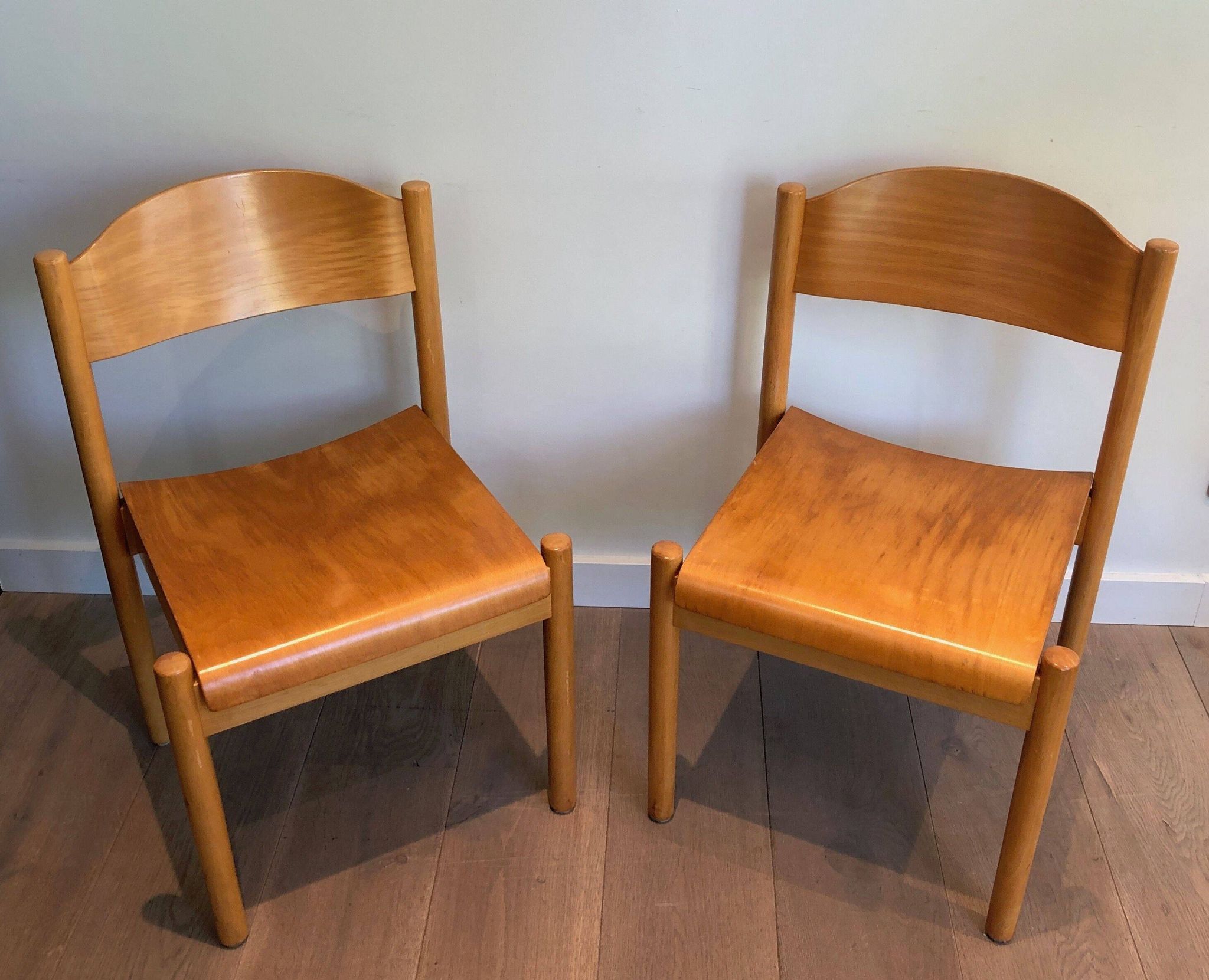 Suite de 6 chaises empilables en sapin