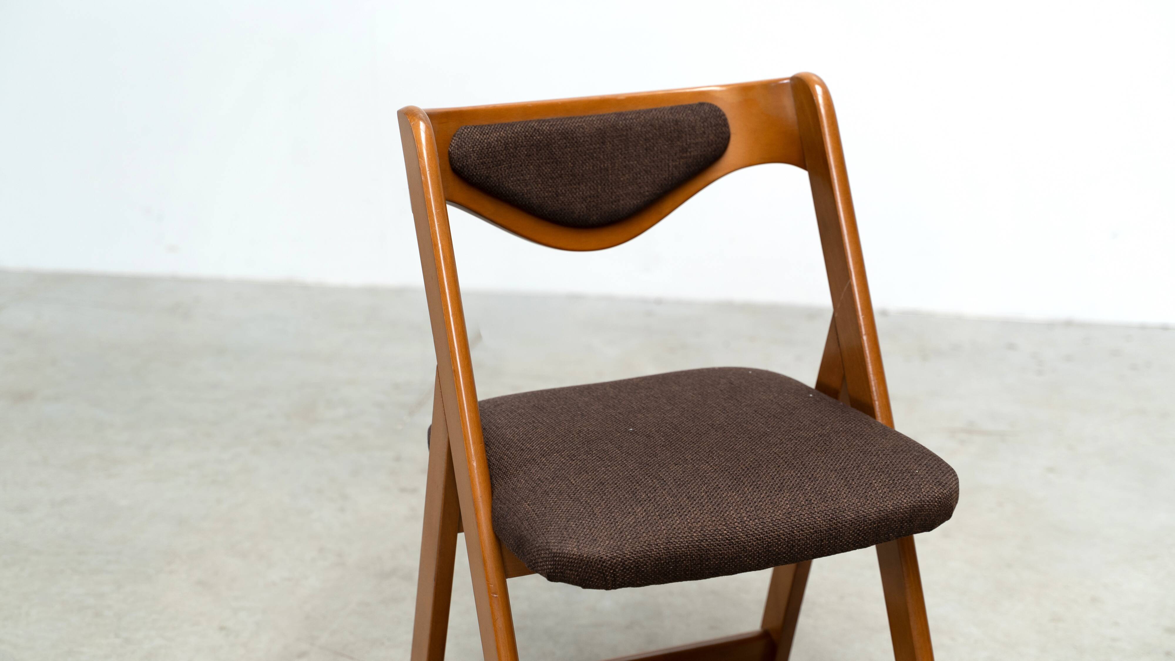 Ensemble de six chaises de salle à manger sculpturales italiennes.