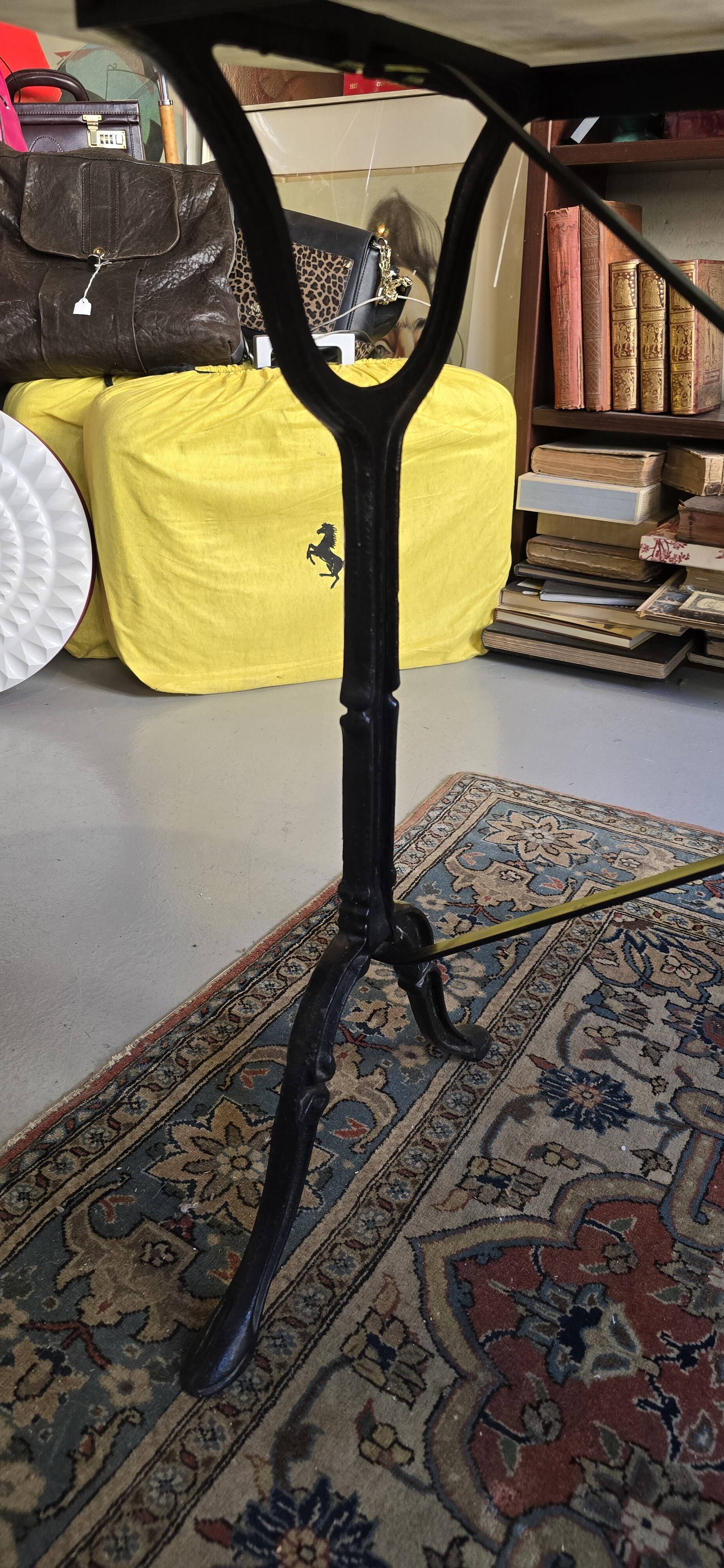 Oval bistro table - marble and cast iron