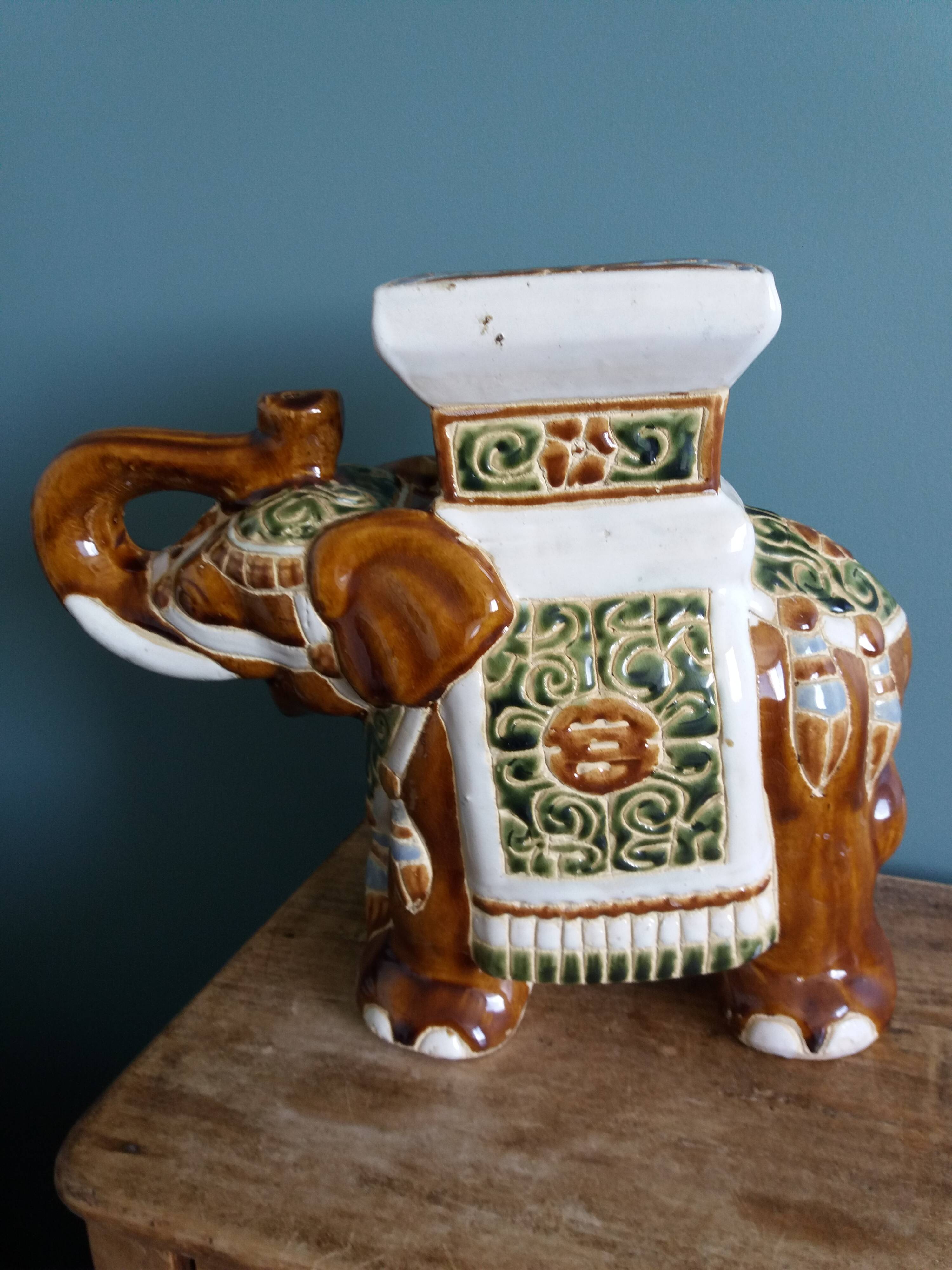 Éléphant porte-plante en céramique