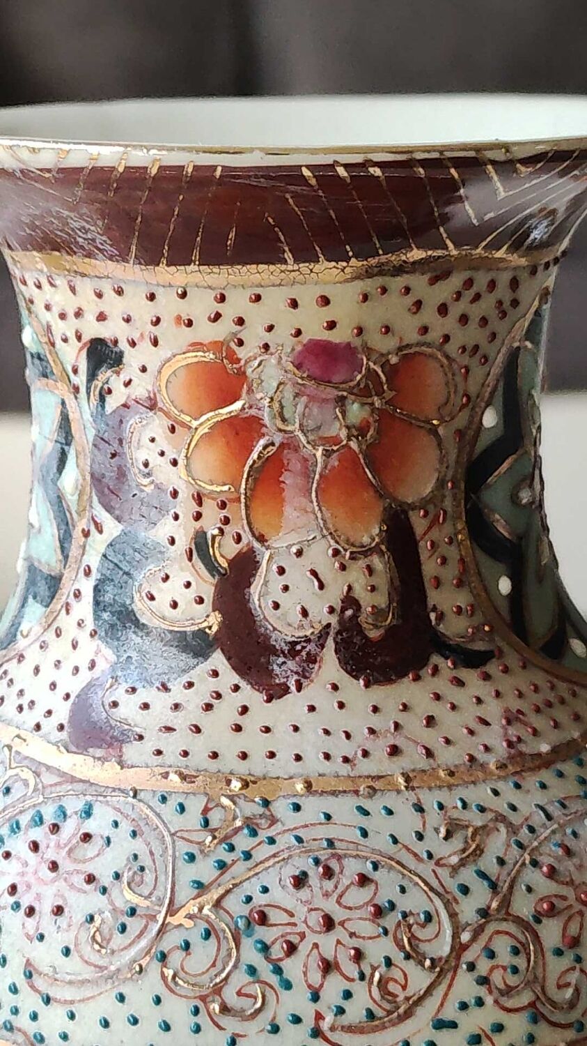 Chinese vase baluster in polychrome ceramics. Life scenes Japanese warriors/Samurai against a backdrop of wilderness
