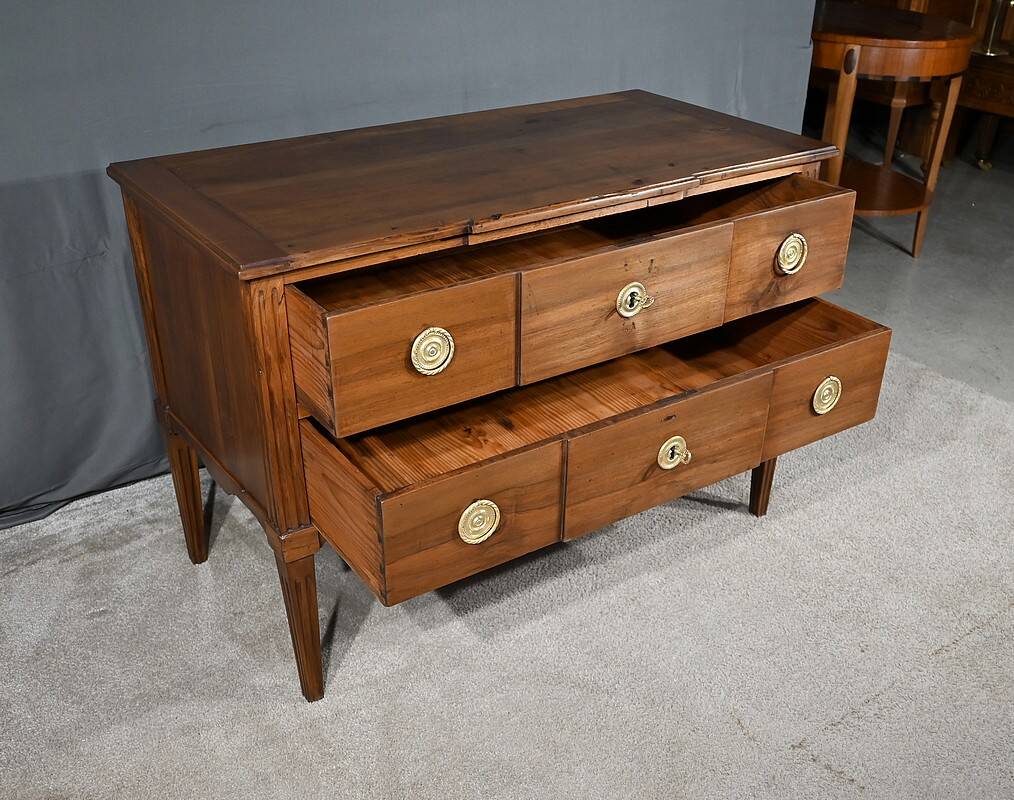 Sauteuse chest of drawers in walnut, Louis XVI period – Late 18th century