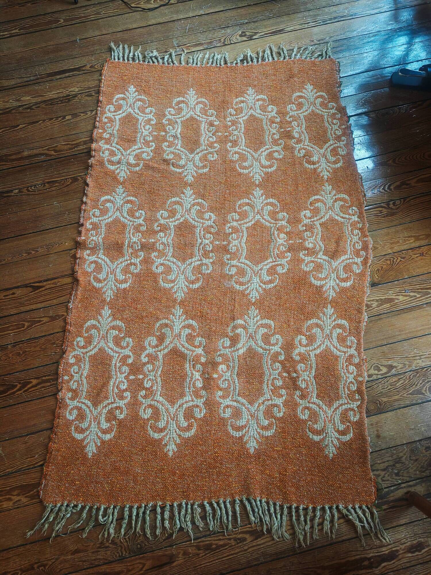Large vintage orange and white rug in 70s/Baroque style (170x95)