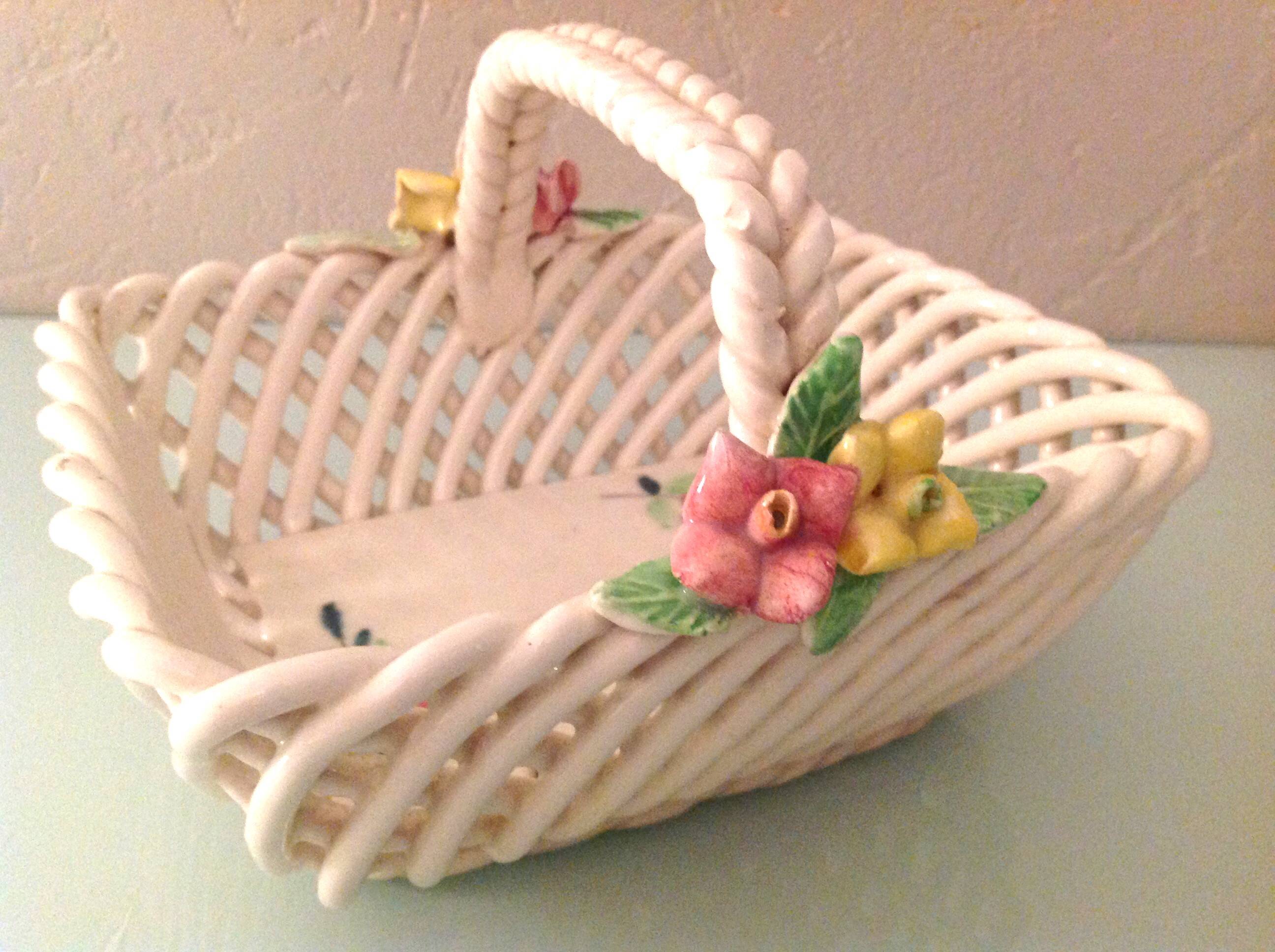 Empty pocket basket in woven white ceramic / vintage 60s-70s