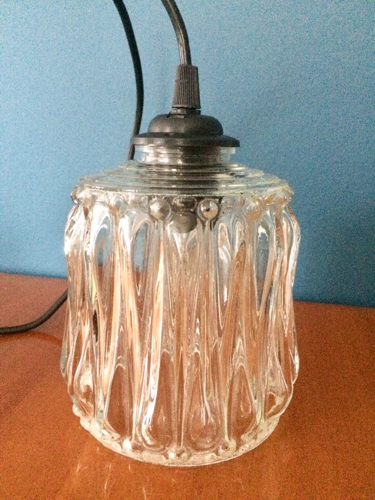 Chiseled glass suspension