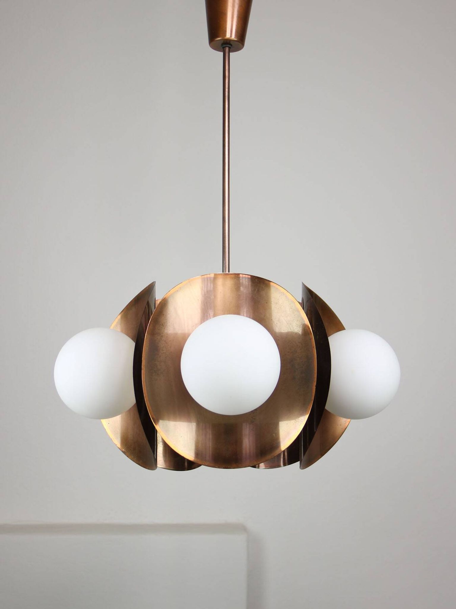 Lustre italien vintage en cuivre et opaline, années 70
