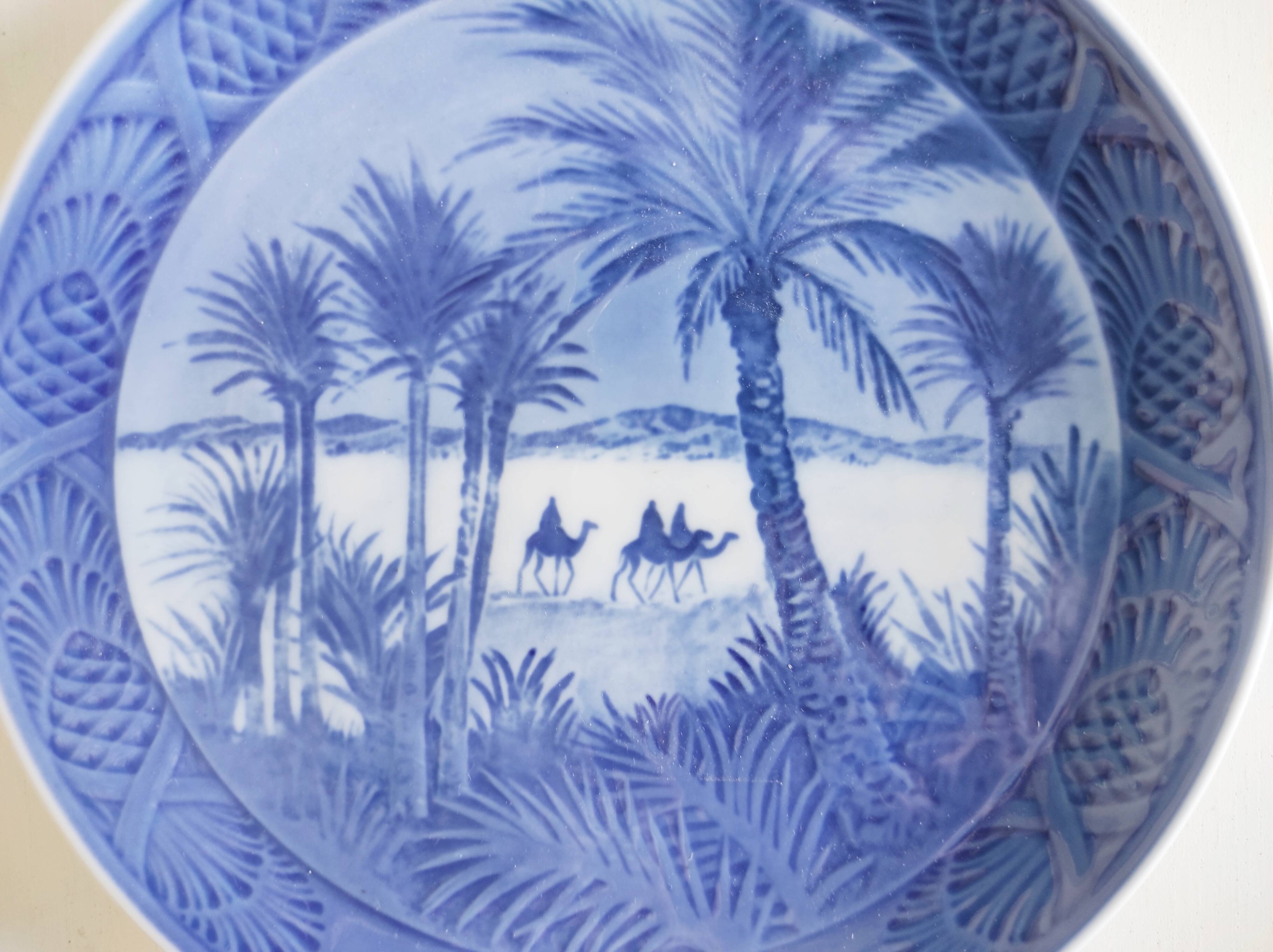 Assiette porcelaine bleu danemark scène désert