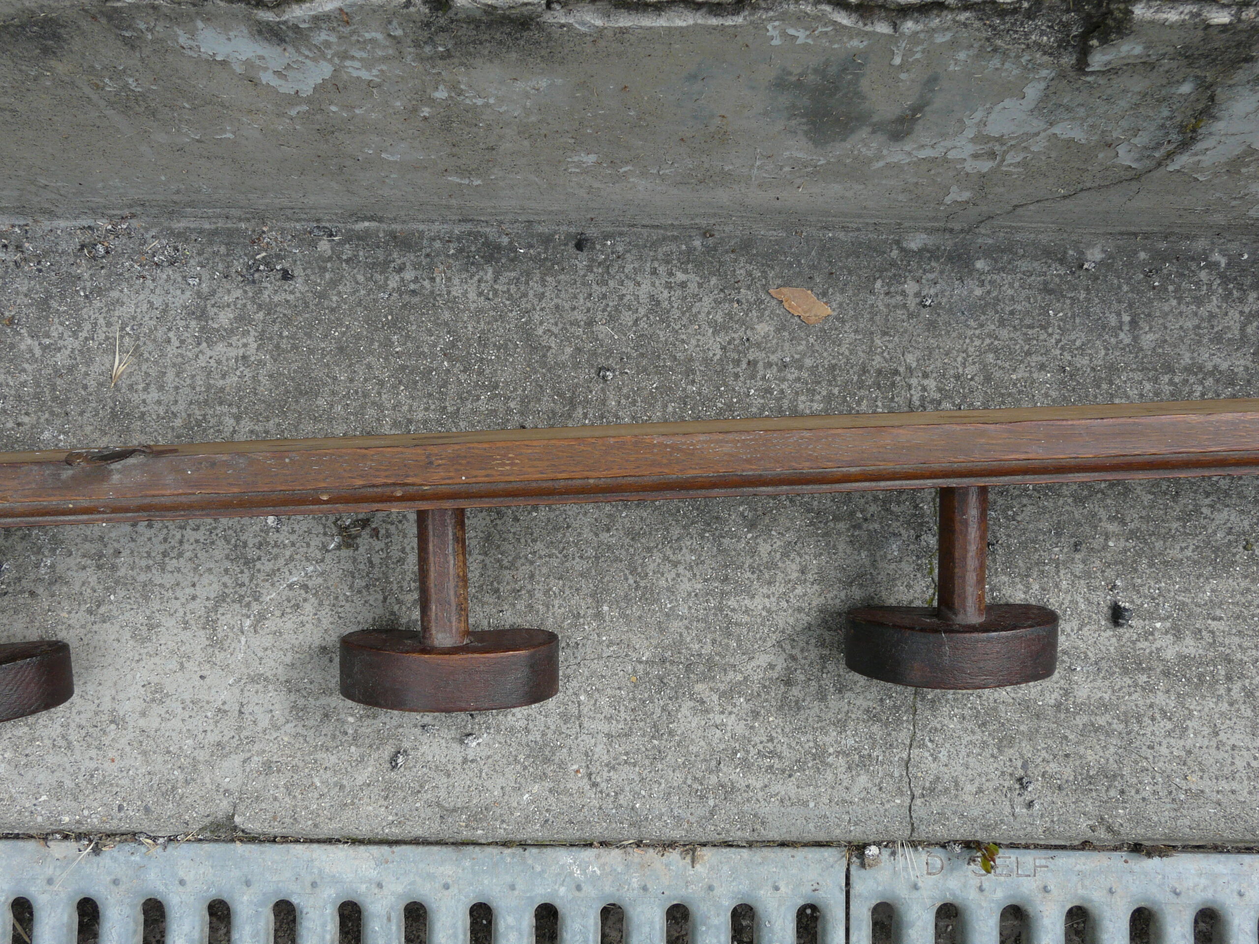 Coatrack wood 6 hooks industrial or school
