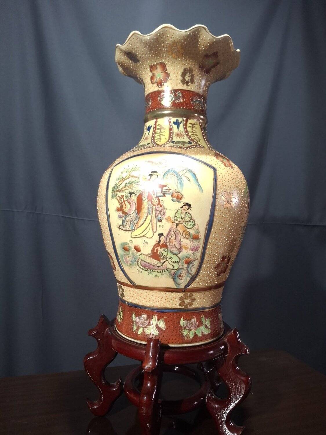 Large polychrome Chinese vase