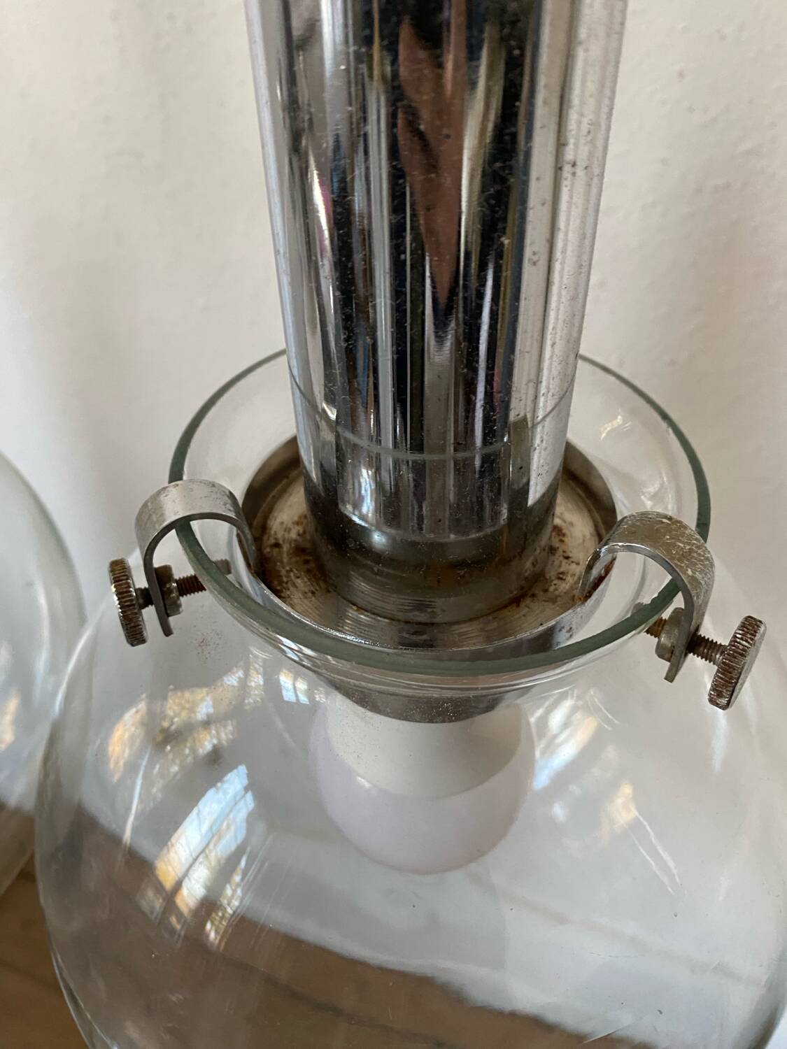 Vintage design pendant light with three transparent glass globes