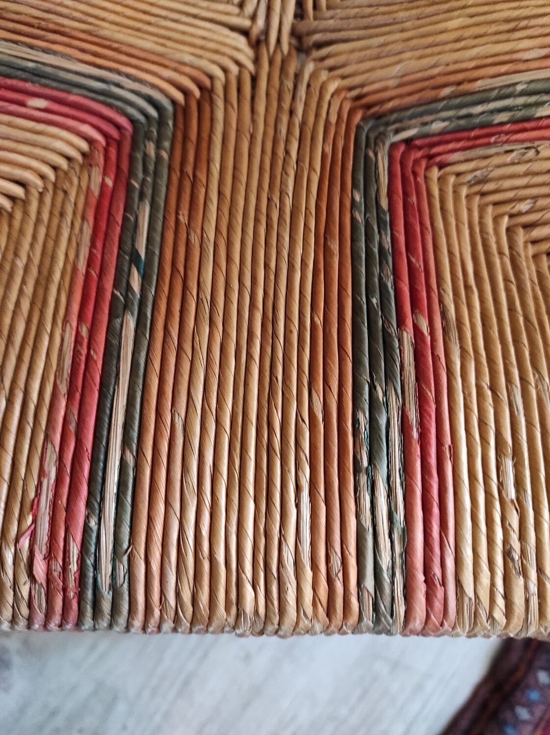 Mulched corner chair and light wood