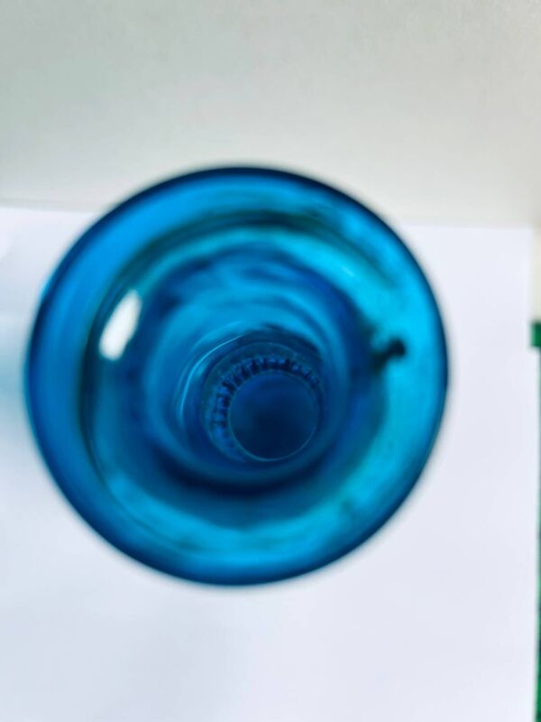 Carafe en verre bleu turc et émaillé, par Théodore Legras, XIXe.